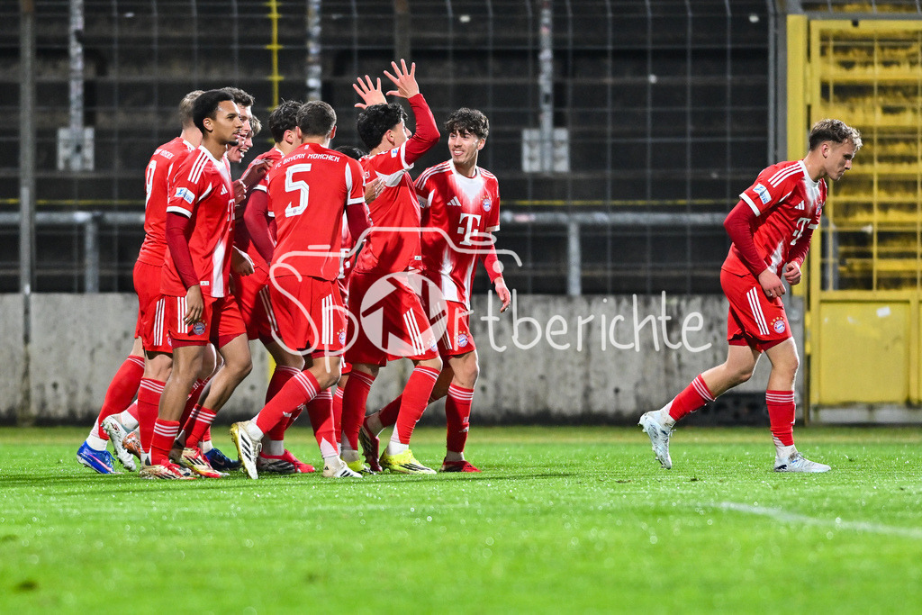 FC Bayern Amateure - SpVgg Unterhaching | MÜNCHEN, DEUTSCHLAND - 24. FEBRUAR: Jubel der Bayern nach dem Treffer zum 1-0 durch Louis RICHTER (FC Bayern München II 19) / Tor / Torschuetze / Freude / Happy während dem Spiel zwischen den Amateuren des FC Bayern München und der SpVgg Unterhaching am 25. Spieltag der Regionalliga Bayern im Grünwalder Stadion
