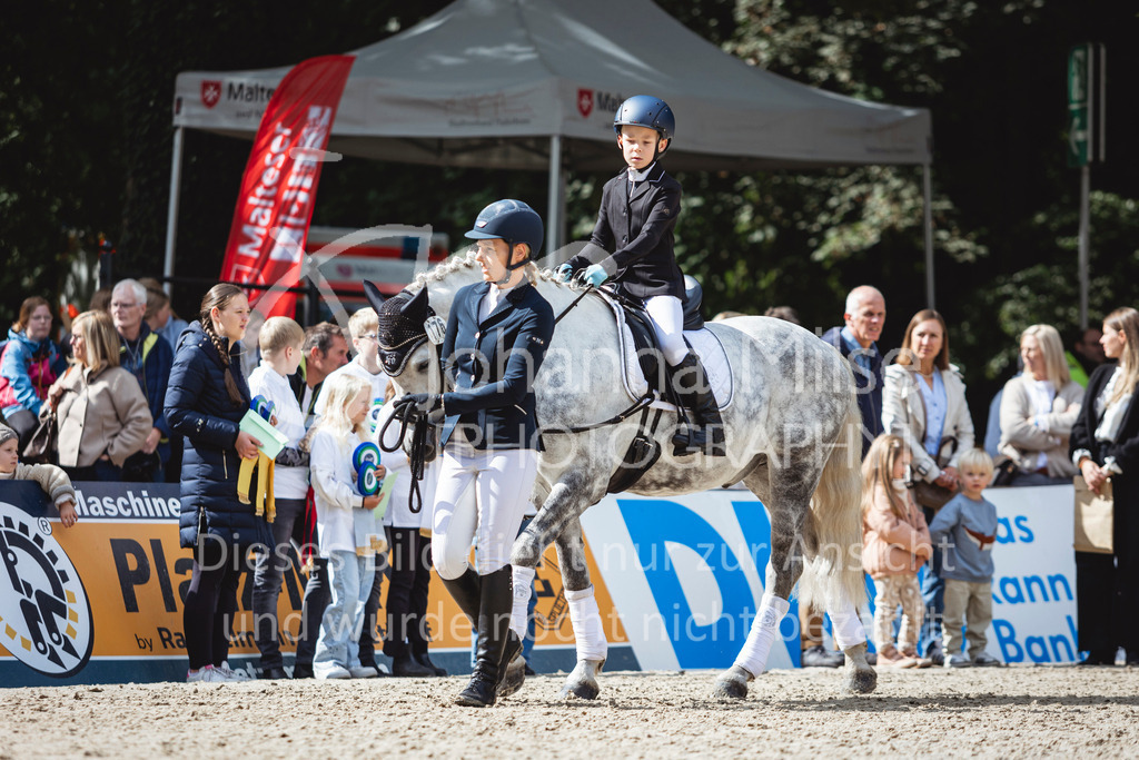 240915_OWLCh_FuehrzuegelWB-639 | Deine schönsten Turniermomente als professionelle Fotos! Entdecke hochwertige Pferdesport-Fotografie im Online-Shop. Jetzt Fotos finden & bestellen!