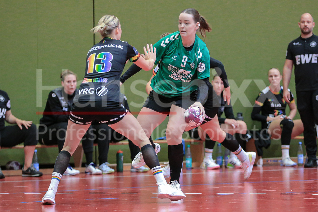 Handball, Testspiel Frauen, SV Werder Bremen - VfL Oldenburg | v.li.: Jane Martens (VfL Oldenburg, 13) und Mathilda Häberle (SV Werder Bremen, 9) im Zweikampf, Duell, Spielszene, Aktion, Action