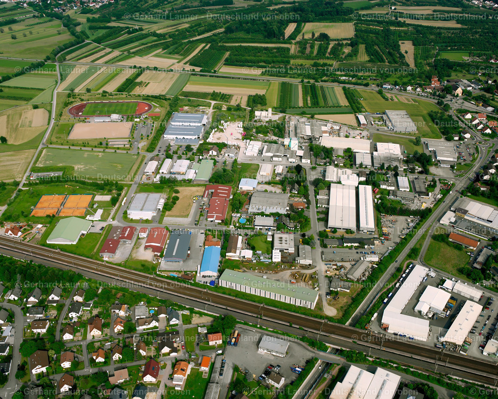 2526094 | OTTERSWEIER 01.05.2005 Gewerbegebiet und Firmenansiedlung am Feld in Ottersweier im Bundesland Baden-Württemberg, Deutschland // Industrial estate and company settlement  in Ottersweier in the state Baden-Wuerttemberg, Germany Foto: Gerhard Launer