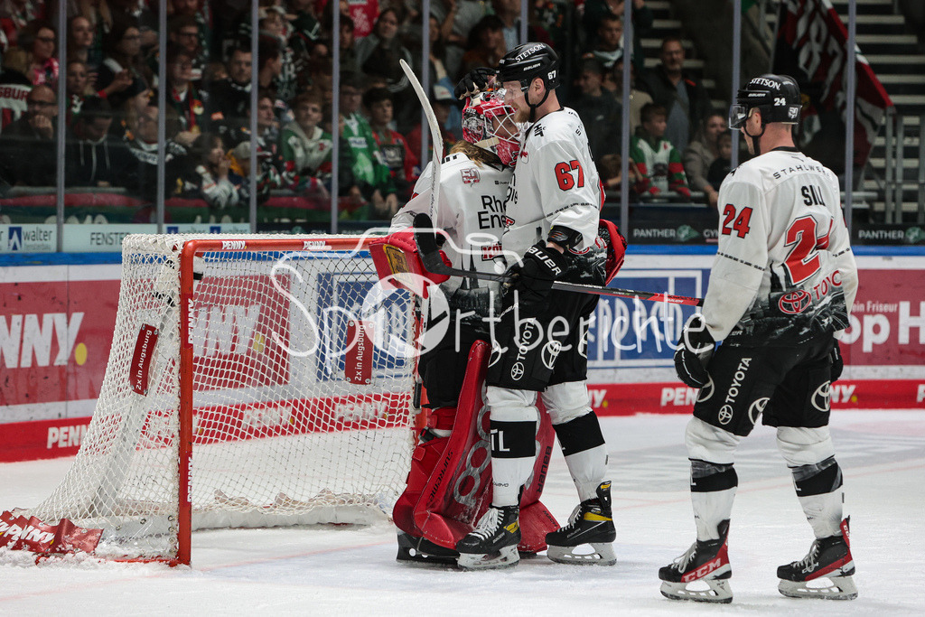 Augsburger Panther - Koelner Haie  | Die Haie spieler freuen sich ueber den Sieg in Augsburg / Mirko PANTKOWSKI (KEC #30) und Stanislav DIETZ (KEC #67), Zachary SILL (KEC #24)