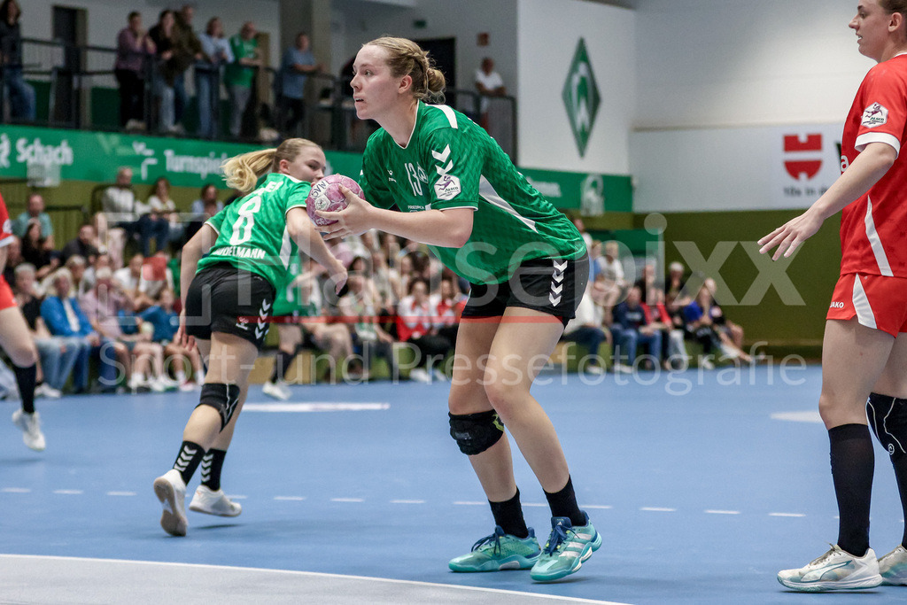 Handball, 2. Bundesliga Frauen, SV Werder Bremen - 1. FSV Mainz 05 | Heidi Warren (SV Werder Bremen, 13) am Ball, Spielszene, Aktion, Action
