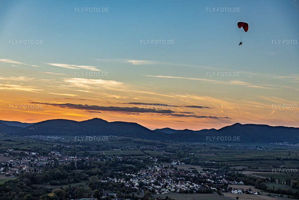 Luftbild: Gleitschirm im Abendlicht der Südpfalz im Ortsteil Billigheim in Billigheim-Ingenheim im Bundesland Rheinland-Pfalz in Deutschland. – Foto: IMG_159931.jpg vom 12.10.2026 durch Werner Riehm/FLY-FOTO.de – Auflösung des Originals: 6000 x 4000 px