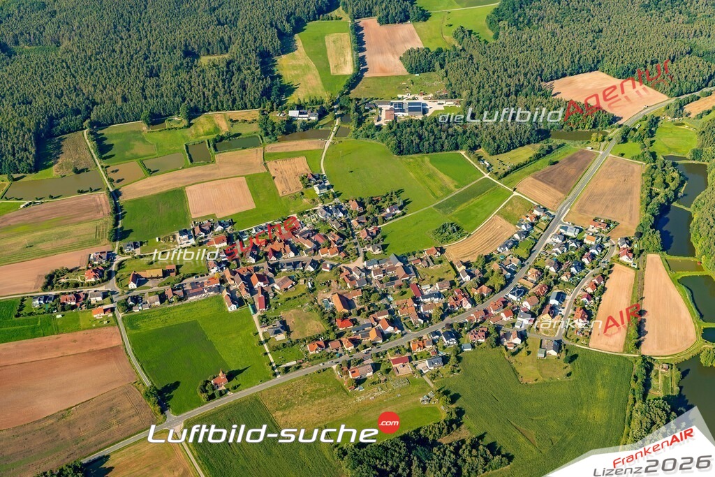Klassische Luftaufnahme ohne Drohne zeigt:Poppendorf bei Heroldsbach - Die Luftbildaufnahme wurde 2025 vom UL-Flugzeug heraus erstellt ( keine Drohne ) - Hochauflösende Luftaufnahme -Nicht vergleichbar mit Google Maps oder Satelittenbilder- Die Geschenkidee !Mit Lizenz und Bildrechte bestellbar