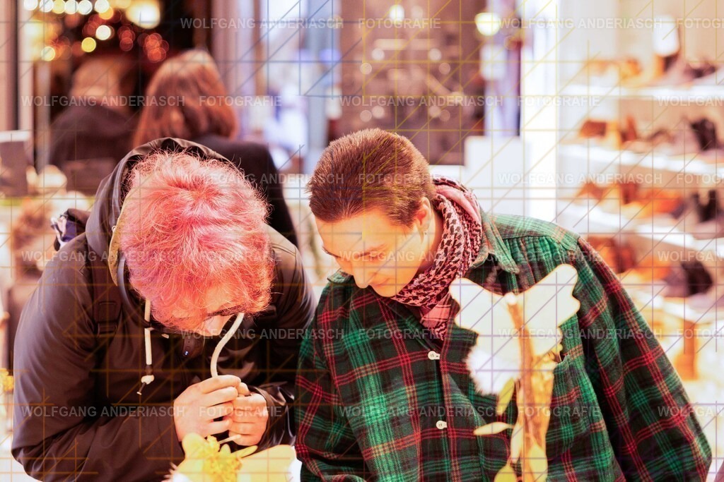 20251130-104812_Schmuck_R3A_0199_wa | Eine besondere Vernissage mitten im Flagship-Store von BÄR Schuhe in Frankfurt: Schmuck trifft auf orthopädische Schuhkunst, Design auf Wohlgefühl. Zwischen funkelnden Details und anatomischer Präzision entstand ein Abend voller Stil, Inspiration und echter Handwerksqualität. Ein herzliches Dankeschön an Alexandra Feirer für die großartige Gastfreundschaft und diesen stimmungsvollen Rahmen. - Realisiert mit Pictrs.com