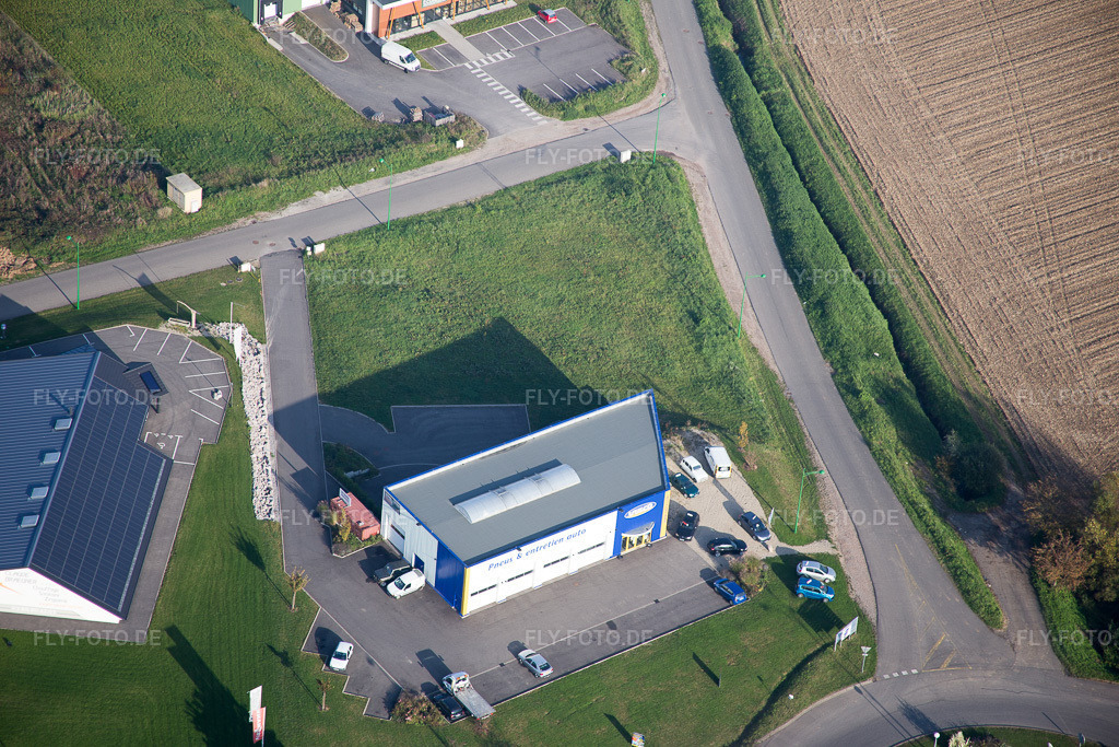 Luftbild: Ortsansicht in Soultz-sous-Forêts im Bundesland Bas-Rhin in Frankreich. Foto: IMG_075543.jpg vom 01.11.2014 durch Werner Riehm/FLY-FOTO.de