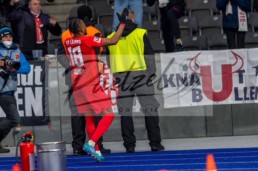 BSCRBL20220220_080 | Fussball, Herren: Christopher Nkunku (RB Leipzig) Torjubel, jubelt nach seinem Treffer zum 1:2 bei dem Spiel der 1. Bundesliga zwischen Hertha BSC und RB Leipzig im Olypiastadion am 20.02.2022 in Berlin, Deutschland.DFB / DFL REGULATIONS PROHIBIT ANY USE OF PHOTOGRAPHS AS IMAGE SEQUENCES AND/OR QUASI-VIDEO. - Realisiert mit Pictrs.com