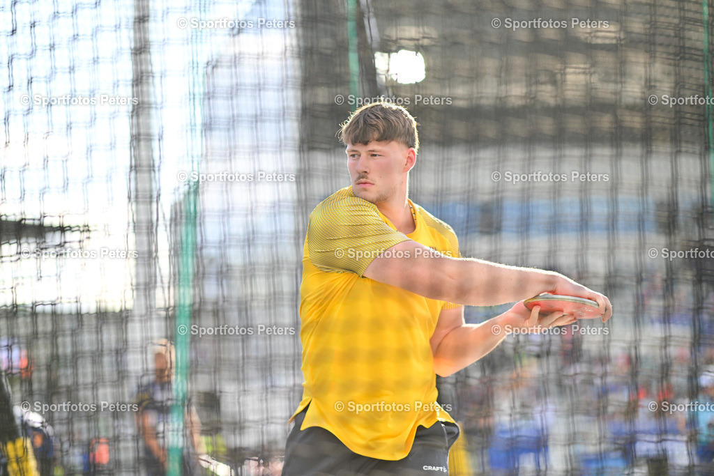 KP1_7776_1 | 21.07.2025, xkaix, Leichtathletik, FISU World University Games 2025 v.l. Steven Richter (Deutschland) in der Qualifikation beim Diskuswurf - Realisiert mit Pictrs.com