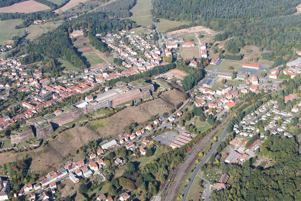 Vue aérienne: Vue de la ville à Bitche dans le département Moselle, France. Photo: IMG_095157.jpg prise le 16/10/2016 par Werner Riehm/FLY-FOTO.euRésolution de l'original: 5148 x 3432 px
