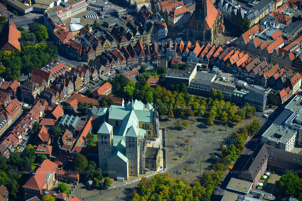 3292722 | Der St.-Paulus-Dom,  eine römisch-katholische Kirche in Münster Die Kathedrale des Bistums Münster zählt zu den bedeutendsten Kirchenbauten in Münster und ist neben dem historischen Rathaus eines der Wahrzeichen der Stadt