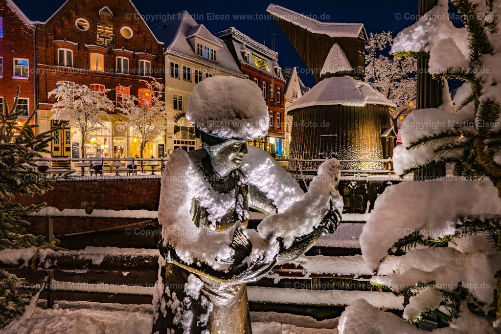 Stade Fischmarkt Mutter Flint Altstadt Winter Schnee_ELS_2470030126 | Fotos aus den Touristenorten aus Norddeutschland. - Realisiert mit Pictrs.com