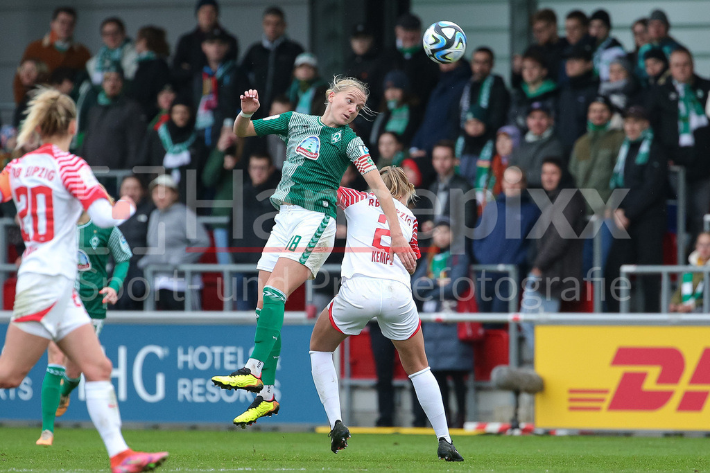 Fussball, Google Pixel Frauen-Bundesliga, RB Leipzig - SV Werder Bremen | v.li.: Lina Hausicke (SV Werder Bremen, 18) und Frederike Kempe (RB Leipzig, 2) im Kopfballduell, Kopfball, Zweikampf, Action, Aktion, Spielszene, DIE DFB-RICHTLINIEN UNTERSAGEN JEGLICHE NUTZUNG VON FOTOS ALS SEQUENZBILDER UND/ODER VIDEOÄHNLICHE FOTOSTRECKEN. DFB REGULATIONS PROHIBIT ANY USE OF PHOTOGRAPHS AS IMAGE SEQUENCES AND/OR QUASI-VIDEO.