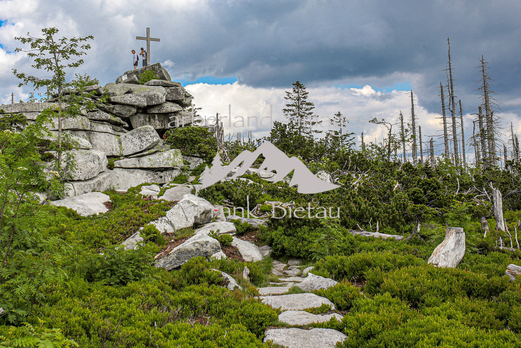 OE7A4045 | der Berg ist seit jeher Anziehungspunkt vieler Wanderer und Ausflügler. Der Grenzkamm Wanderweg im Dreiländereck