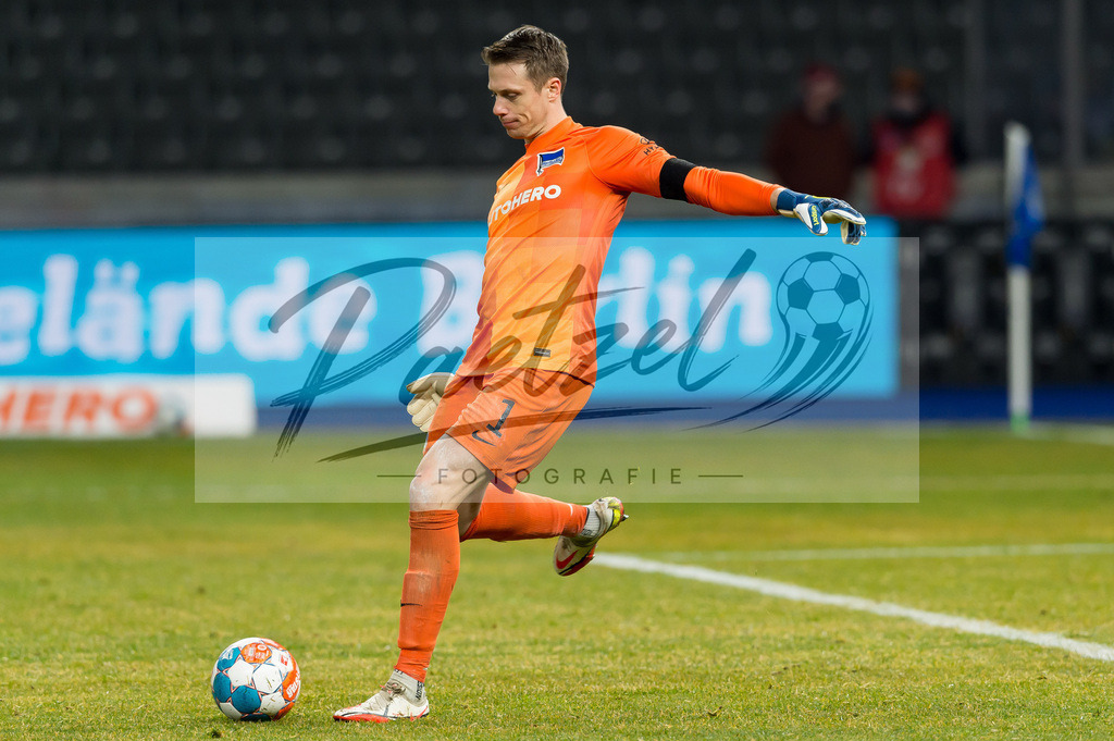 BSCFCB20220123_349 | Fussball, Herren: Torwart Alexander Schwolow (Hertha BSC) in Aktion, am Ball, Einzelaktion bei dem Spiel der 1. Bundesliga zwischen Hertha BSC und FC Bayern Muenchen im Olypiastadion am 23.01.2022 in Berlin, Deutschland.DFB / DFL REGULATIONS PROHIBIT ANY USE OF PHOTOGRAPHS AS IMAGE SEQUENCES AND/OR QUASI-VIDEO. - Realisiert mit Pictrs.com