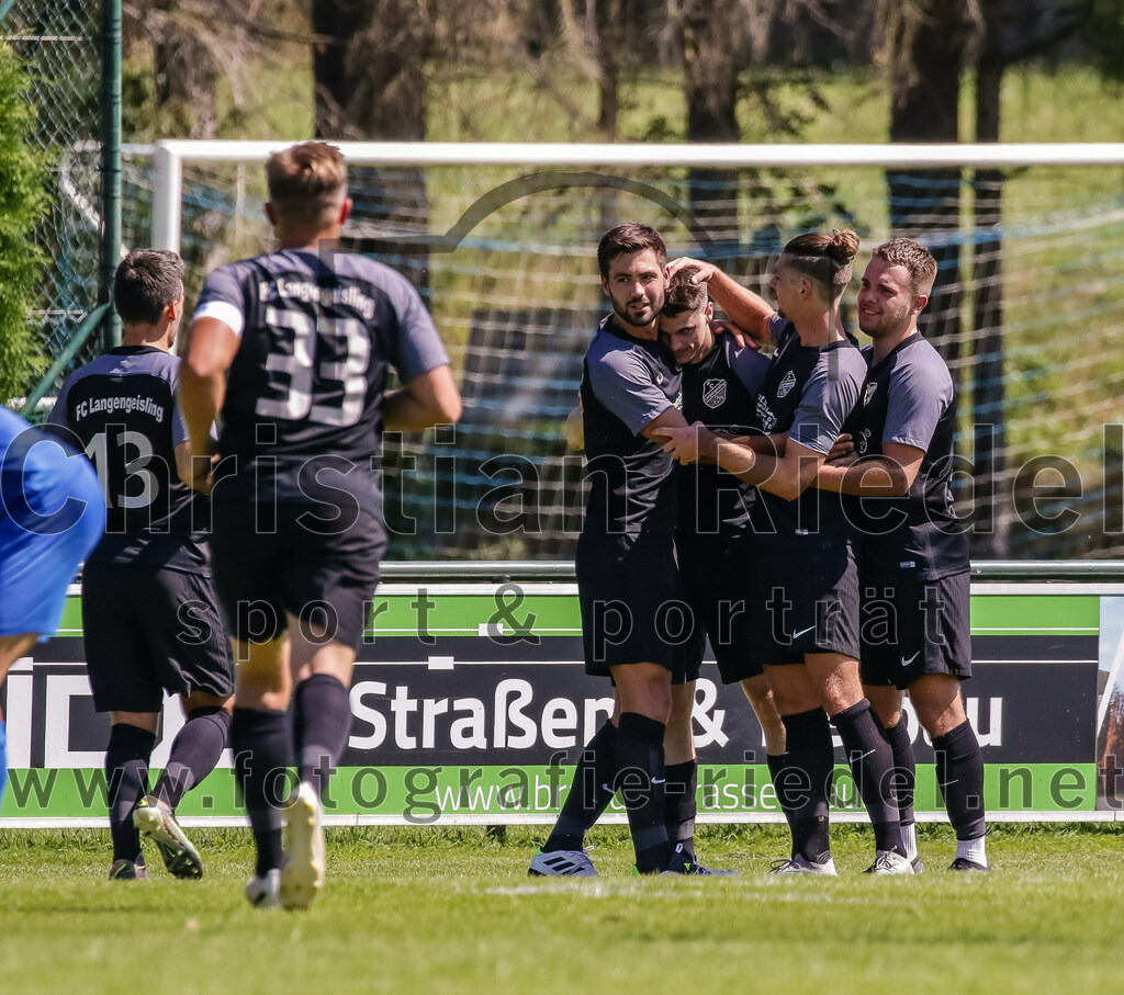 2023-08-12_105_FC_Langengeisling_gegen_ESV_Freilassing | Erding, Deutschland, 12.08.2023:
Fußball, Bezirksliga Oberbayern Ost 2023 / 2024, 4. Spieltag, FC Langengeisling gegen ESV Freilassing, Endergebnis: 2:1

Jubel nach dem 1:0 durch Paul Bucher (FC Langengeisling, #18)

Foto: Christian Riedel / fotografie-riedel.net