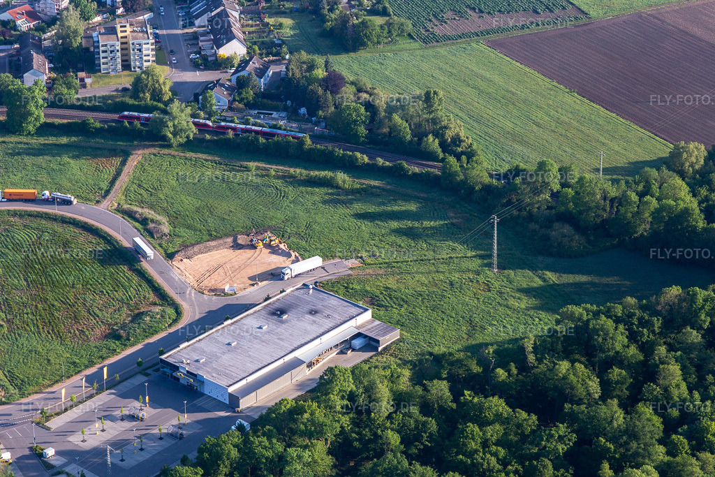 Luftbild: Edeka Burger in Kandel im Bundesland Rheinland-Pfalz in Deutschland. Foto: IMG_120665.jpg vom 03.05.2020 durch Werner Riehm/FLY-FOTO.de