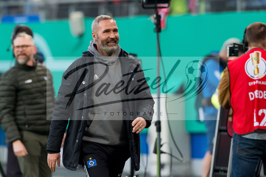 HSVSCF20220419_251 | Fussball, Herren: Trainer Tim Walter (Hamburger SV) schaut beim DFB-Pokal-Halbfinalspiel zwischen Hamburger SV und SC Freiburg im Volksparkstadion am 19.04.2022 in Hamburg, Deutschland.DFB / DFL REGULATIONS PROHIBIT ANY USE OF PHOTOGRAPHS AS IMAGE SEQUENCES AND/OR QUASI-VIDEO. - Realisiert mit Pictrs.com