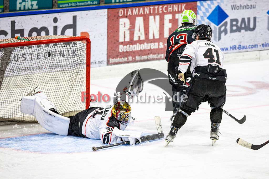 Peißenberg MINERS gegen EV Dingolfing | Eishockey Bayernliga 2025/26 Vorbereitung, Peißenberg MINERS gegen EV Dingolfing, 20250926,Tor Weiland PARRISH (MINERS 13),2025-09-26 in Peißenberg (flatbuy Arena Peißenberg), Christoph SCHEDLBAUER (Dingolfing Torwart 31), Weiland PARRISH (MINERS 13)Copyright: WolfgangxLindner www.foto-lindner.de