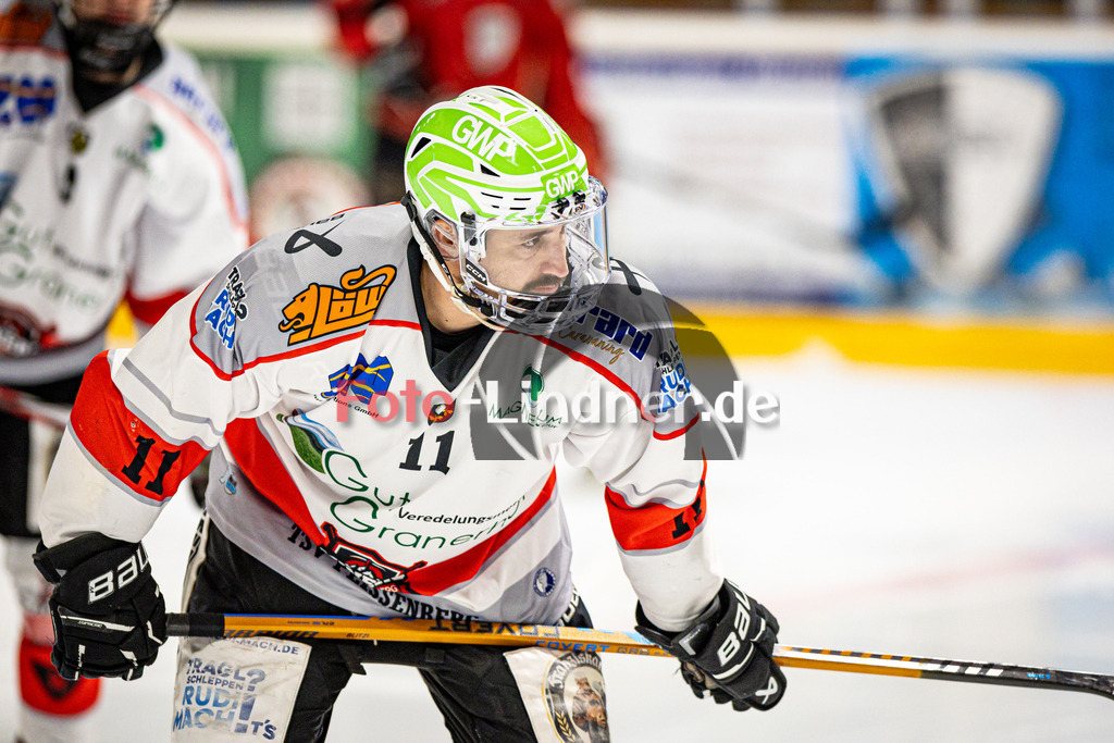 EHC Königsbrunn PINGUINE gegen TSV Peißenberg MINERS | Eishockey Bayernliga Herren Playoffs Viertelfinale 2024/25 - Spiel 5 von 7, EHC Königsbrunn PINGUINE gegen TSV Peißenberg MINERS, 20250218,Florian SIMON (MINERS 11) beim Aufwärmen, Konzentriert,2025-02-18 in Königsbrunn (Eisstadion Königsbrunn)Florian SIMON (MINERS 11)Copyright: WolfgangxLindner foto-lindner.de