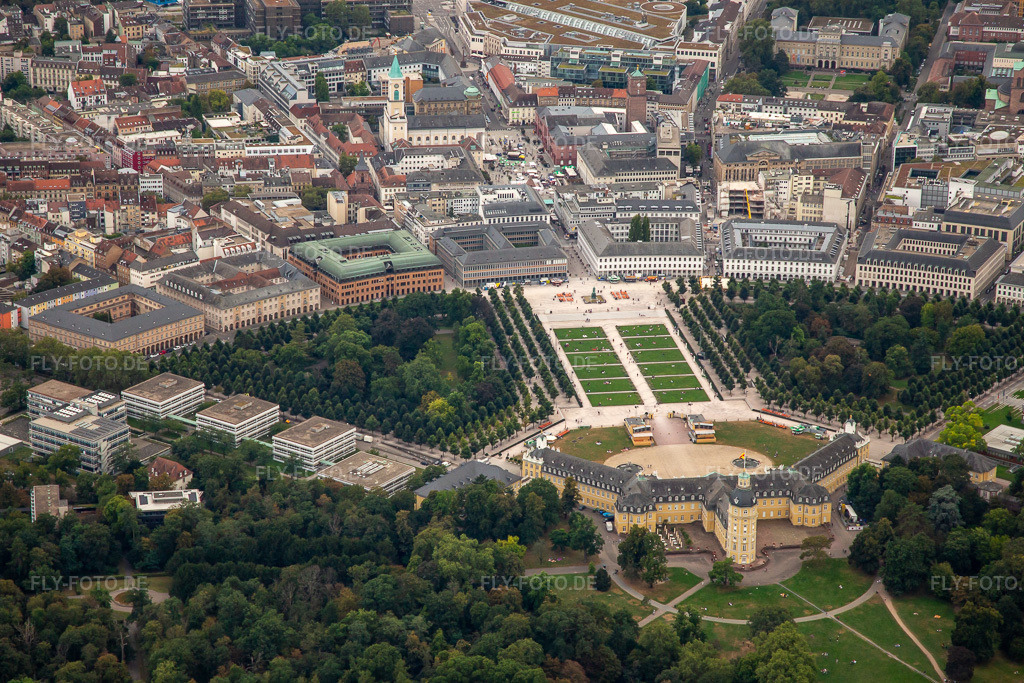 Luftbild: Schlossplatz im Ortsteil Innenstadt-West in Karlsruhe im Bundesland Baden-Württemberg in Deutschland. Foto: IMG_138770.jpg vom 16.09.2023 durch Werner Riehm/FLY-FOTO.de