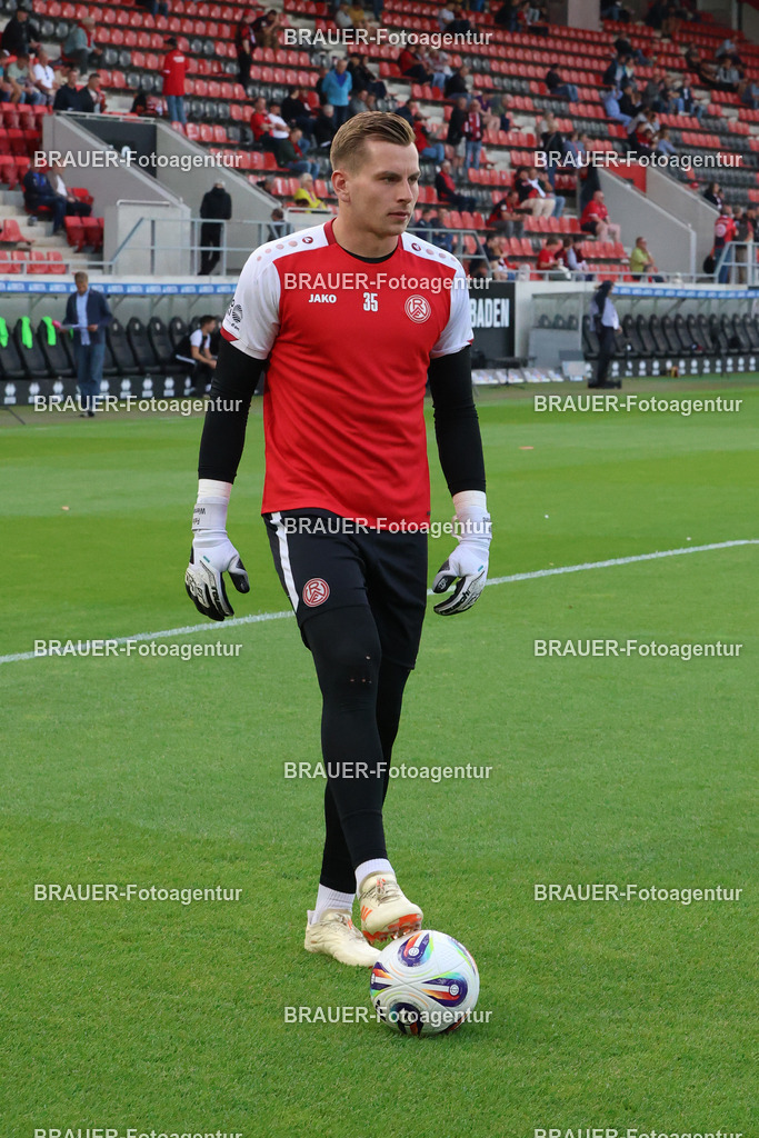 SV Wehen Wiesbaden - Rot-Weiss Essen | Wiesbaden, Deutschland, 22.08.2025Felix Wienand  (Rot-Weiss Essen) wärmt sich aufwährend des drittliga Spiels zwischen SV Wehen Wiesbaden und Rot-Weiss Essen am 22.08.2025 in der BRITA-Arena in Wiesbaden. (Foto von Timo Bluhmki-Schmidt/Brauer Fotoagentur
