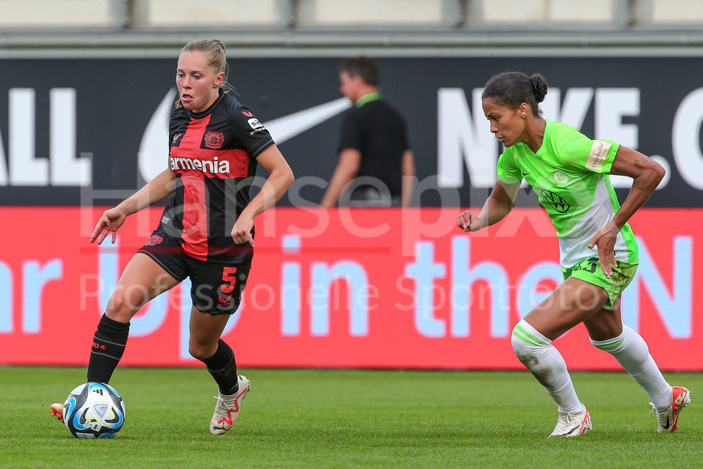 Fussball, Google Pixel Frauen-Bundesliga, VfL Wolfsburg - Bayer 04 Leverkusen | v.li.: Janou Levels (Bayer 04 Leverkusen, 5) und Sveindis Jonsdottir (VfL Wolfsburg, 23) im Zweikampf, Duell, Dynamik, Aktion, Action, Spielszene, DIE DFB-RICHTLINIEN UNTERSAGEN JEGLICHE NUTZUNG VON FOTOS ALS SEQUENZBILDER UND/ODER VIDEOÄHNLICHE FOTOSTRECKEN. DFB REGULATIONS PROHIBIT ANY USE OF PHOTOGRAPHS AS IMAGE SEQUENCES AND/OR QUASI-VIDEO.