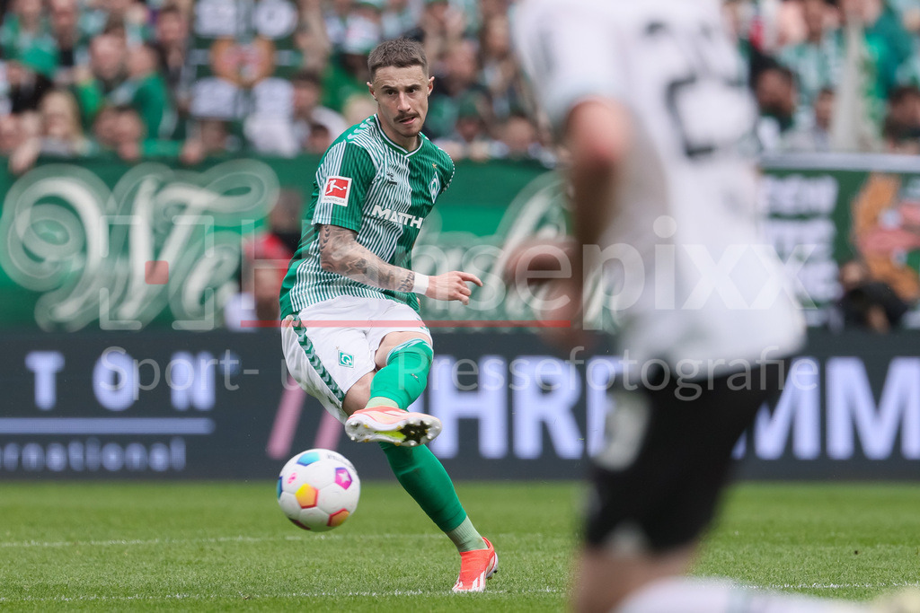 Fussball, Bundesliga, SV Werder Bremen - Borussia Mönchengladbach | v.li.: Marco Friedl (SV Werder Bremen, 32) am Ball, Einzelbild, Ganzkörper, Aktion, Action, Spielszene, DIE DFL-RICHTLINIEN UNTERSAGEN JEGLICHE NUTZUNG VON FOTOS ALS SEQUENZBILDER UND/ODER VIDEOÄHNLICHE FOTOSTRECKEN. DFL REGULATIONS PROHIBIT ANY USE OF PHOTOGRAPHS AS IMAGE SEQUENCES AND/OR QUASI-VIDEO.
