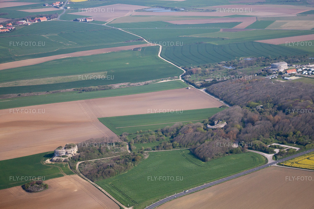 Vue aérienne: Bunker Batterie Todt en Nord-Pas-de-Calais Picardie à Audinghen dans le département Pas de Calais, France. Photo: IMG_40190.jpg prise le 18/04/2011 par Werner Riehm/FLY-FOTO.eu – Résolution de l'original: 4752 x 3168 px