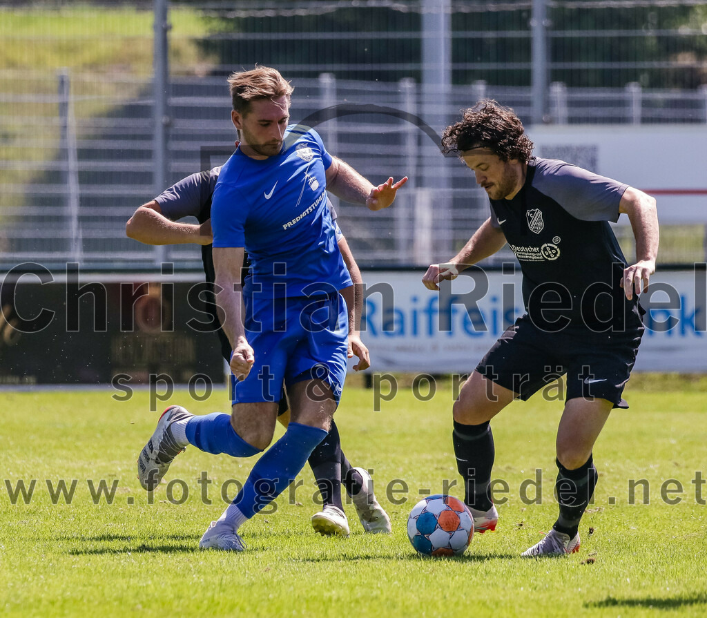2023-08-12_004_FC_Langengeisling_gegen_ESV_Freilassing | Erding, Deutschland, 12.08.2023:
Fußball, Bezirksliga Oberbayern Ost 2023 / 2024, 4. Spieltag, FC Langengeisling gegen ESV Freilassing, Endergebnis: 2:1

Maximilian Streibl (ESV Freilassing, #10), Fabian Aigner (FC Langengeisling, #19)

Foto: Christian Riedel / fotografie-riedel.net