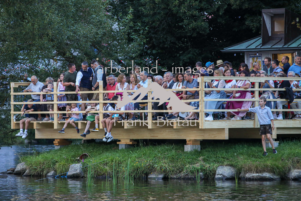 OE7A2648 | schon lange vor dem Beginn der Gondelfahrt waren die Ufer des Regenfluss gut besucht