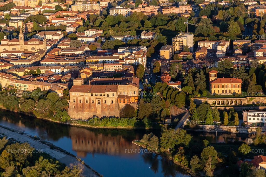 Aerial view: Castello di Cassano d'Adda, Villa Gabbioneta in Cassano d’Adda in the state Lombardy, Italy. – Photo: IMG_134474.jpg taken on 09/19/2022 by Werner Riehm/FLY-FOTO.com – Resolution of the original: 5472 x 3648 px – Il Castello | Eventi Unici | Milano – WWW.LOMBARDIABENICULTURALI.IT