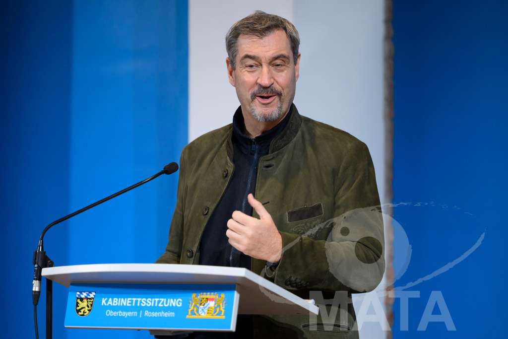 _DW04791 | Bayerns Ministerpräsident Markus Söder (CSU) bei einer Pressekonferenz im Lokschuppen. Rosenheim, 02.12.2025 Bayern Deutschland - Realisiert mit Pictrs.com