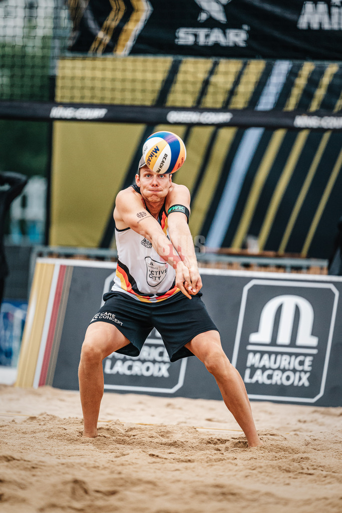Beachvolleyball | Männer | Queen and King of the Court | Hamburg | 02.06.2024 | Nils Ehlers nimmt den Ball an