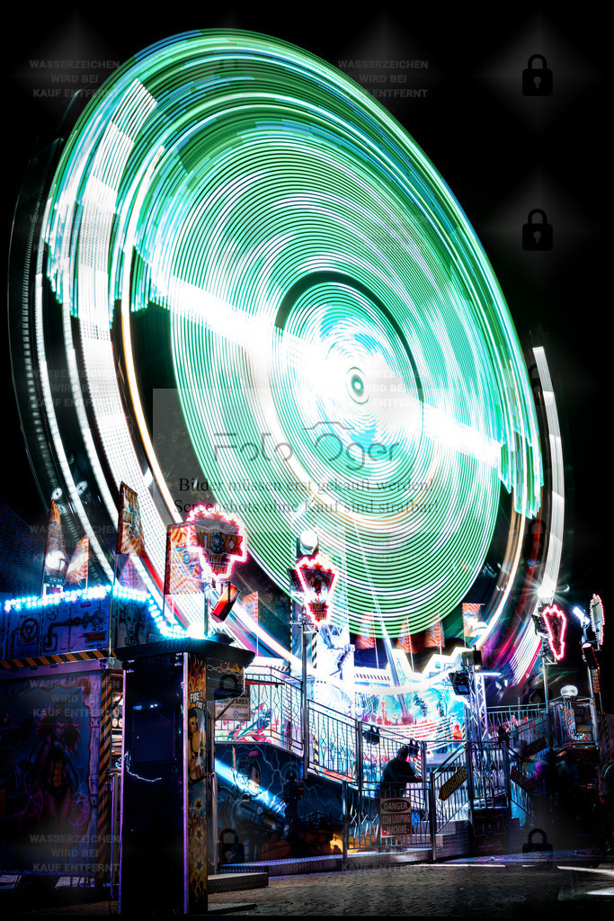 Farbrausch | Ein Fest aus Licht und Bewegung – das Karussel zieht seine leuchtenden Kreise in der Nacht und malt hypnotische Muster in den Himmel.Dieses Foto fängt den Zauber der Kirmes ein – pulsierend, bunt und voller Energie. - Realisiert mit Pictrs.com