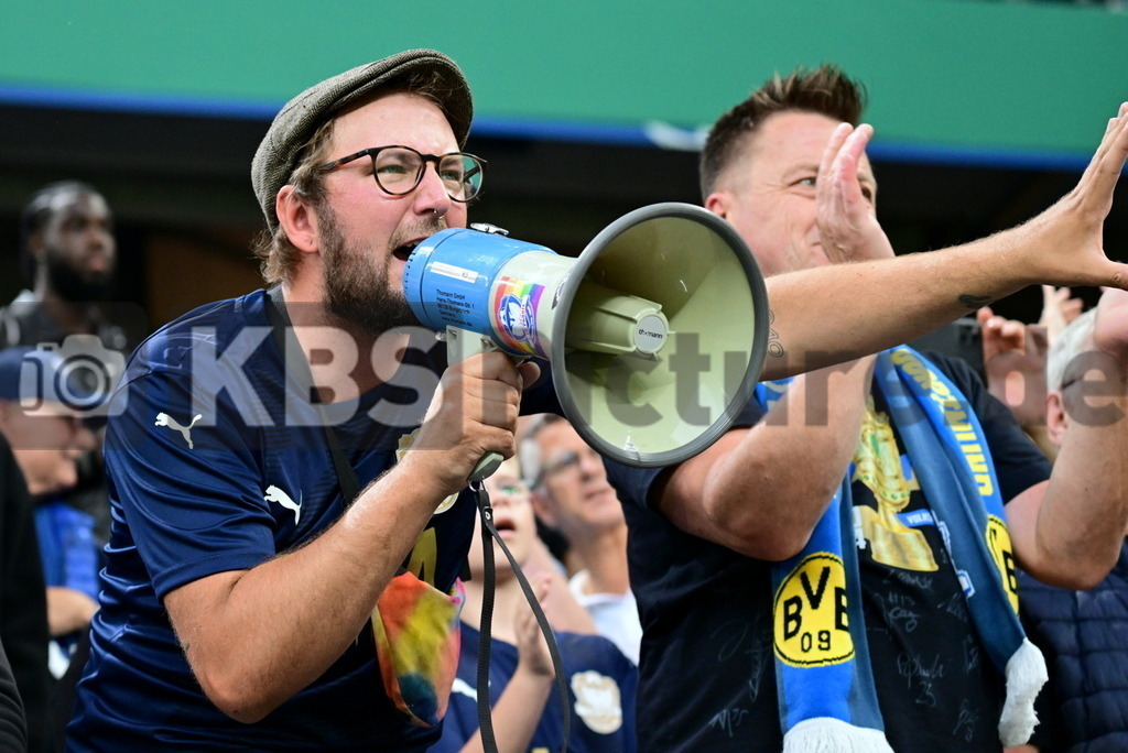 KBS Picture_PhoenixLuebeck-BorDortmund_097 | Phoenix Luebeck Fans mit Megafon feiern ihr Team ,Sportplatz :  Volksparkstadion, - Realisiert mit Pictrs.com