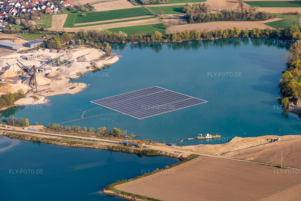 Luftbild: Schwimmendes Solarkraftwerk und Panelfelder von Photovoltaik- Anlagen auf der Wasseroberfläche auf einem Baggersee zur Kiesgewinnung. in Leimersheim im Bundesland Rheinland-Pfalz in Deutschland. Foto: IMG_126457.jpg vom 20.04.2021 durch Werner Riehm/FLY-FOTO.de