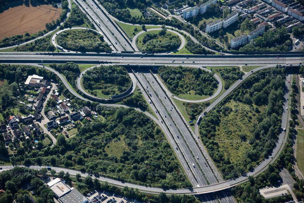 4034925 | BRAUNSCHWEIG 31.07.2020 Verkehrsführung und Fahrbahnen der Straßenführung am Autobahnkreuz der BAB A2 - 391 Braunschweig-Nord an der Straße Braunschweiger Westtangente in Braunschweig im Bundesland Niedersachsen, Deutschland. Weiterführende Informationen bei: Die Autobahn GmbH des Bundes. // Traffic flow at the intersection- motorway A 2 - 391 in Brunswick in the state Lower Saxony, Germany. Further information at: Die Autobahn GmbH des Bundes. Foto: Gerhard Launer