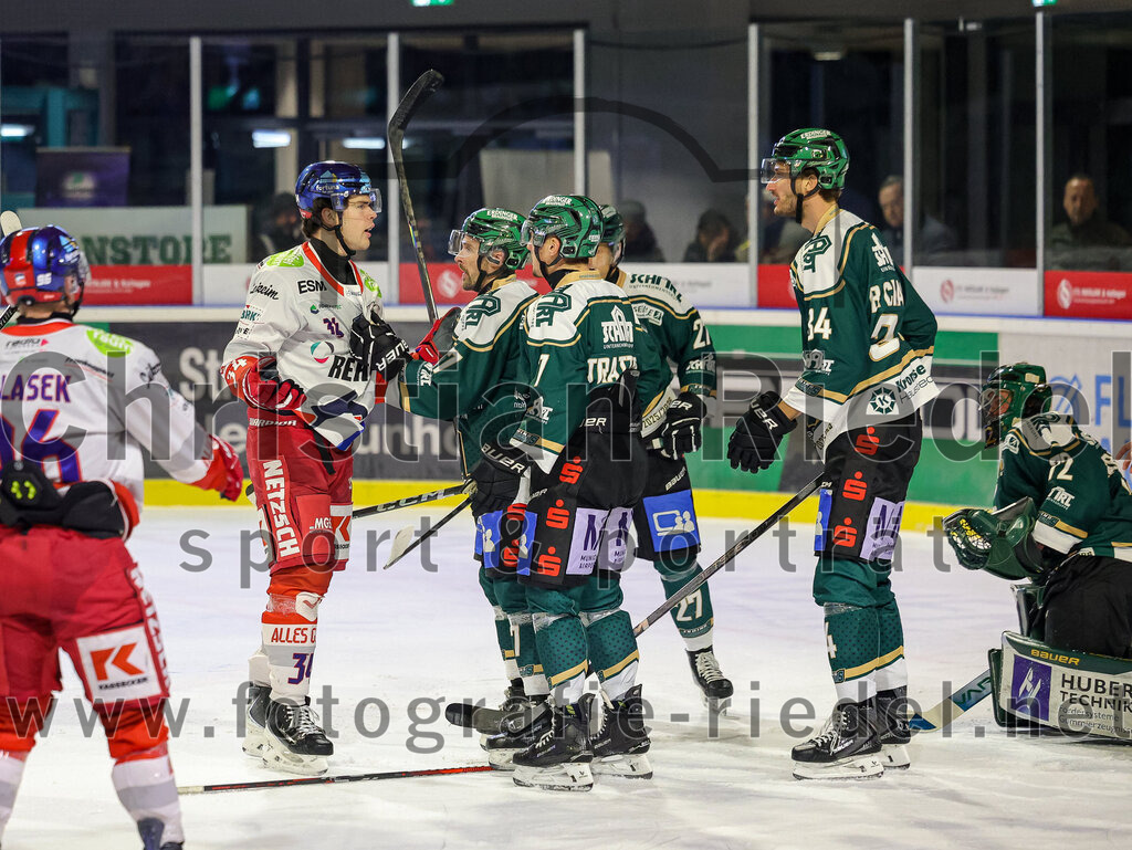 2025-11-16_076_TSV_Erding_gegen_Selber_Woelfe | Erding, Deutschland, 16.11.2025:Eishockey, Oberliga Süd 2025 / 2026, 17. Spieltag, TSV Erding gegen Selber Wölfe, Endergebnis: 3:1Philipp Michl (Erding Gladiators, #77), Louis Trattner (Erding Gladiators, #7), Mark Waldhausen (Erding Gladiators, #27), Bastian Cramer (Erding Gladiators, #34), Torwart David Zabolotny (Erding Gladiators, #72)Foto: Christian Riedel / fotografie-riedel.net