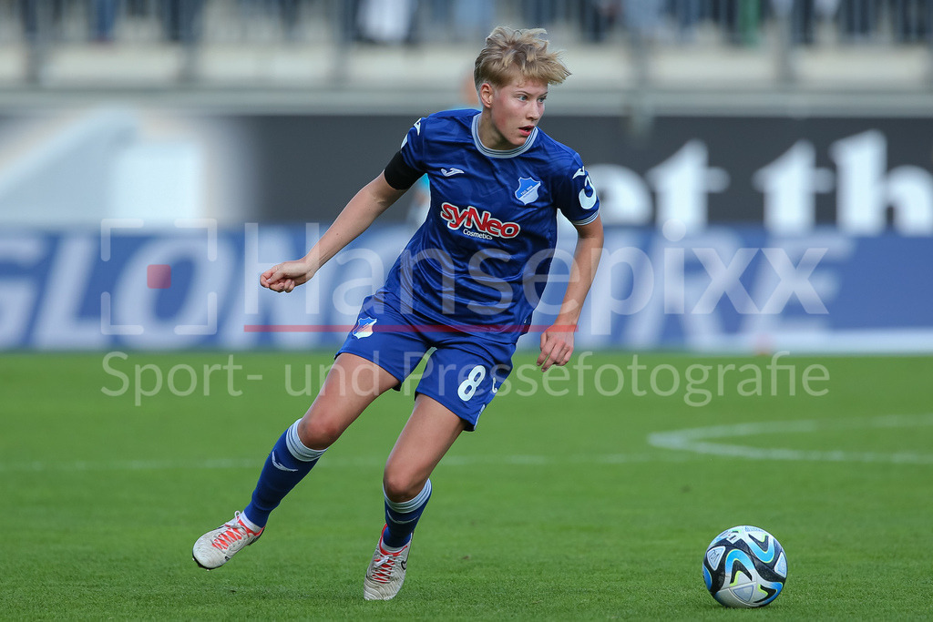 Fussball, Google Pixel Frauen-Bundesliga, VfL Wolfsburg - TSG 1899 Hoffenheim | v.li.: Paulina Krumbiegel (TSG 1899 Hoffenheim, 8) am Ball, Freisteller, Einzelbild, Ganzkörper, Aktion, Action, Spielszene, DIE DFB-RICHTLINIEN UNTERSAGEN JEGLICHE NUTZUNG VON FOTOS ALS SEQUENZBILDER UND/ODER VIDEOÄHNLICHE FOTOSTRECKEN. DFB REGULATIONS PROHIBIT ANY USE OF PHOTOGRAPHS AS IMAGE SEQUENCES AND/OR QUASI-VIDEO.
