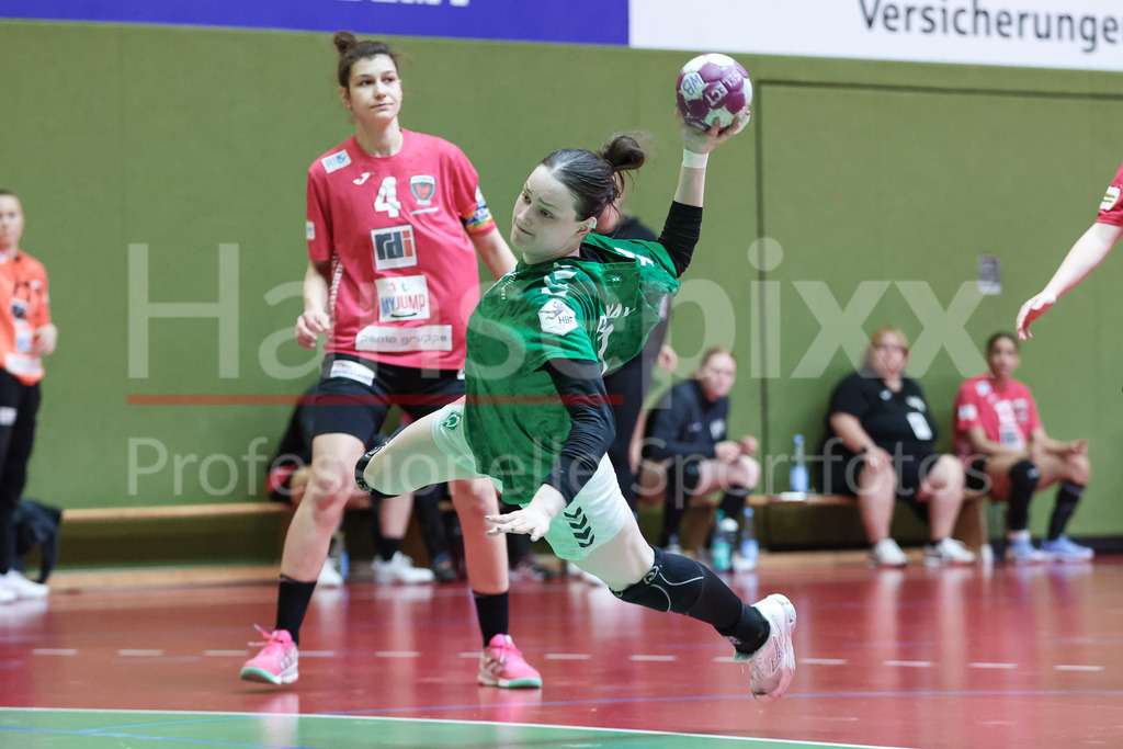 Handball, 2. Bundesliga Frauen, SV Werder Bremen - Füchse Berlin | v.li.: Alina Defayay (SV Werder Bremen, 57) beim Wurf, am Ball, Spielszene, Aktion, Action