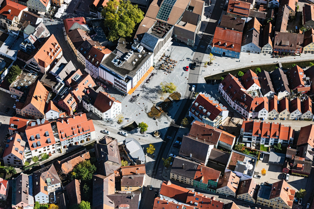 dr__0038582.jpg | MEMMINGEN 11.10.2019 Platz- Ensemble Schrannenplatz in der Altstadt im Innenstadt- Zentrum in Memmingen im Bundesland Bayern, Deutschland. // Ensemble space an place Schrannenplatz in of Altstadt in the inner city center in Memmingen in the state Bavaria, Germany. Foto: Daniel Reiter