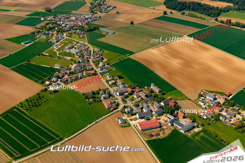 Das Luftbild zeigt : Laimerstadt Altmannstein - Die Luftaufnahme wurde 2024 vom UL-Flugzeug aus erstellt ( keine Drohne ) - Hochauflösende Luftaufnahme - Für grossformatige Ausdrucke geeignet. Die Geschenkidee !Mit Lizenz und Bildrechte bestellbar
