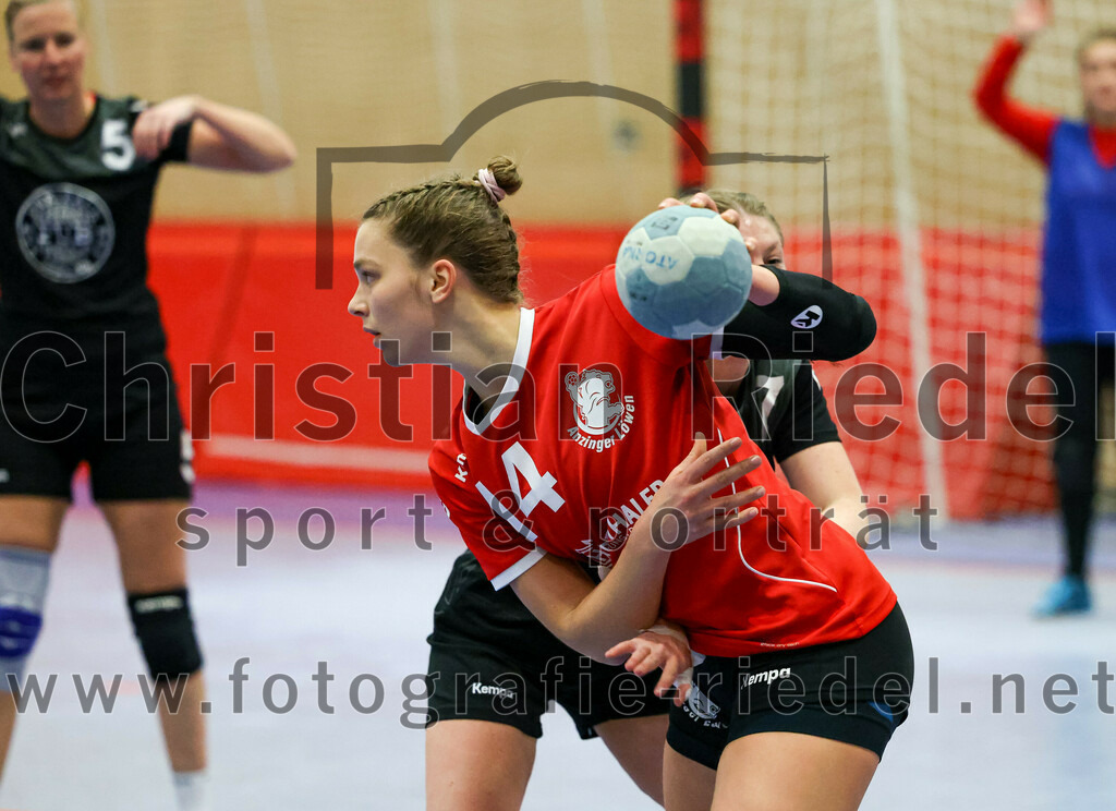 2022-12-04_059_SV_Anzing_gegen_TSV_Uebersee | Anzing, Deutschland, 04.12.2022:
Handball, Bezirksliga 2022 / 2023, 8. Spieltag, SV Anzing gegen TSV Übersee, Endergebnis: 29:24

Elena Holzmann (SV Anzing, #14), Veronika Hilz (TSV Übersee, #7)

Foto: Christian Riedel / fotografie-riedel.net