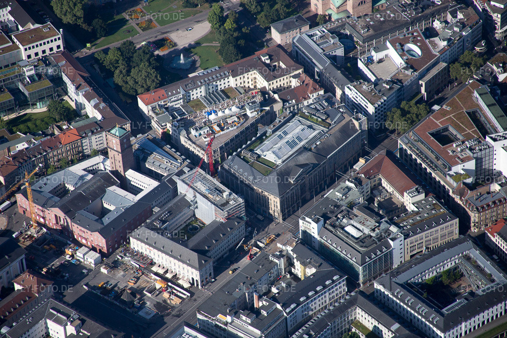 Luftbild: Karstadt Kaiserstr im Ortsteil Innenstadt-West in Karlsruhe im Bundesland Baden-Württemberg in Deutschland. Foto: IMG_093050.jpg vom 13.08.2016 durch Werner Riehm/FLY-FOTO.de