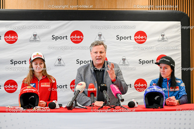 AUT, Pressekonferenz Skisprung-Damen-Weltelite macht Station in Oberoesterreich | 12.02.2024, Olympiazentrum Linz, AUT, Pressekonferenz Skisprung-Damen-Weltelite macht Station in Oberoesterreich, im Bild Julia Muehlbacher (OeSV-Nationalteam-Skispringerin), Bernhard Zauner (OK Chef UVB Hinzenbach), Jacqueline Seifriedsberger (OeSV-Nationalteam-Skispringerin)