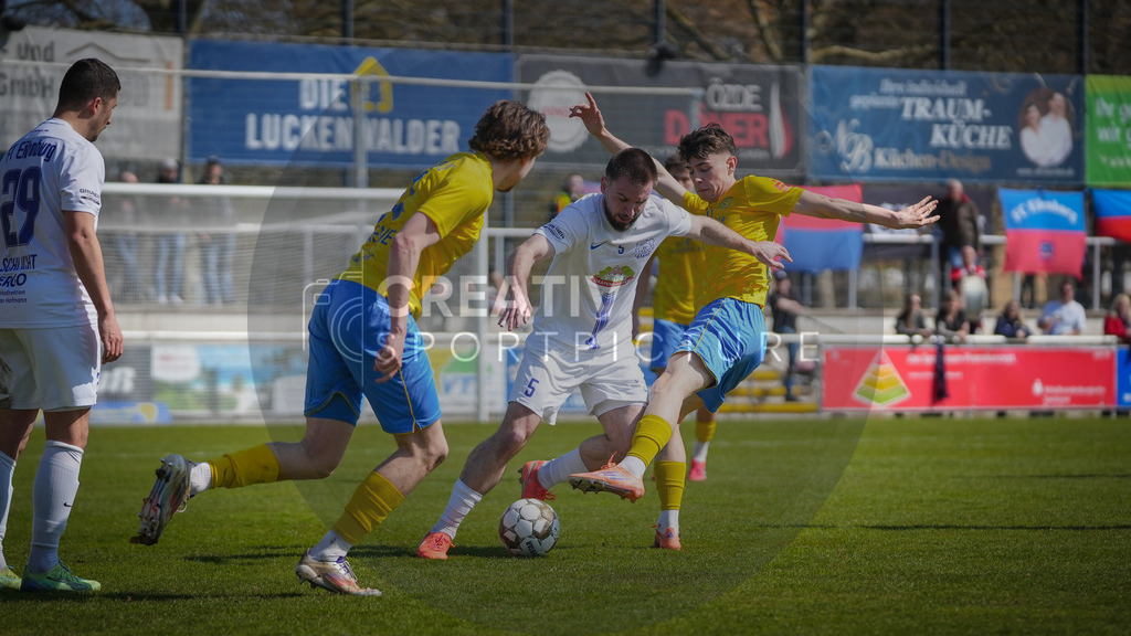 Fußball, Herren, Saison 2025/2026, Regionalliga Nordost, 29. Spieltag, FSV 63 Luckenwalde vs. FC Eilenburg, Samstag 11.04.2026, Werner-Seelenbinder-Stadion Luckenwalde, | Fußball, Herren, Saison 2025/2026, Regionalliga Nordost, 29. Spieltag, FSV 63 Luckenwalde vs. FC Eilenburg, Samstag 11.04.2026, Werner-Seelenbinder-Stadion Luckenwalde, Im Bild: Adrian Jarosch (l. Eilenburg) und Tim Maciejewski (r. Luckenwalde) - Realisiert mit Pictrs.com