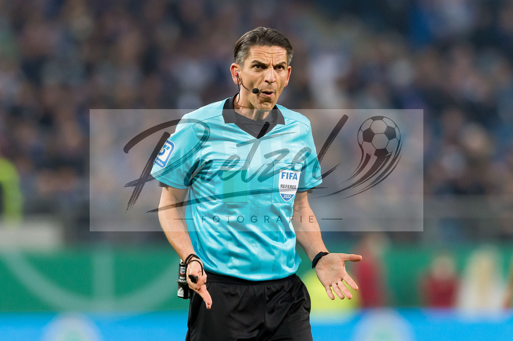 HSVSCF20220419_223 | Fussball, Herren: Referee Deniz Aytekin gestikuliert, Gestik beim DFB-Pokal-Halbfinalspiel zwischen Hamburger SV und SC Freiburg im Volksparkstadion am 19.04.2022 in Hamburg, Deutschland.DFB / DFL REGULATIONS PROHIBIT ANY USE OF PHOTOGRAPHS AS IMAGE SEQUENCES AND/OR QUASI-VIDEO. - Realisiert mit Pictrs.com