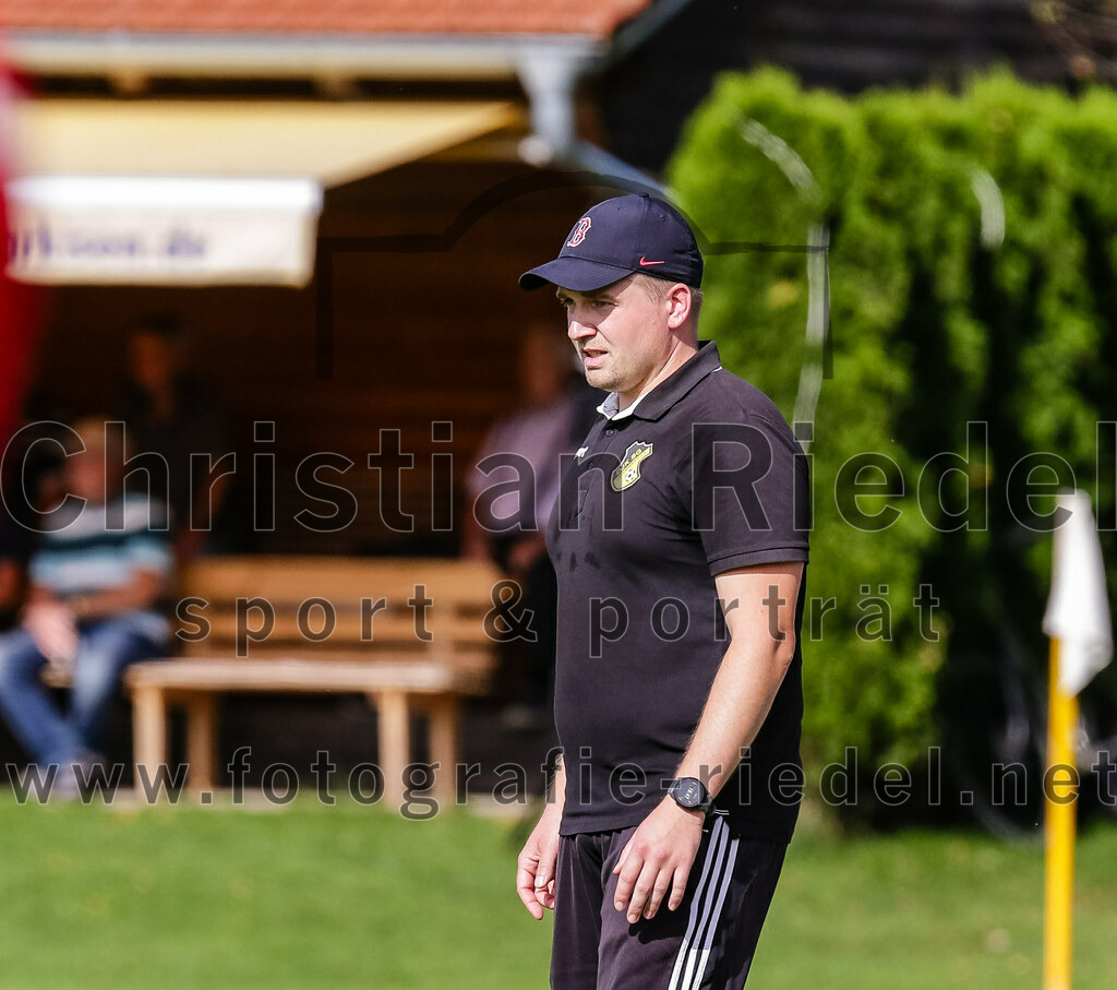 2023-09-17_051_DJK_Ottenhofen_gegen_FC_Finsing_II | Ottenhofen, Deutschland, 17.09.2023:
Fußball, Kreisklasse 2023 / 2024, 7. Spieltag, DJK Ottenhofen gegen FC Finsing II, Endergebnis: 3:0

Trainer Freddy Obermeier (TuS Oberding)

Foto: Christian Riedel / fotografie-riedel.net