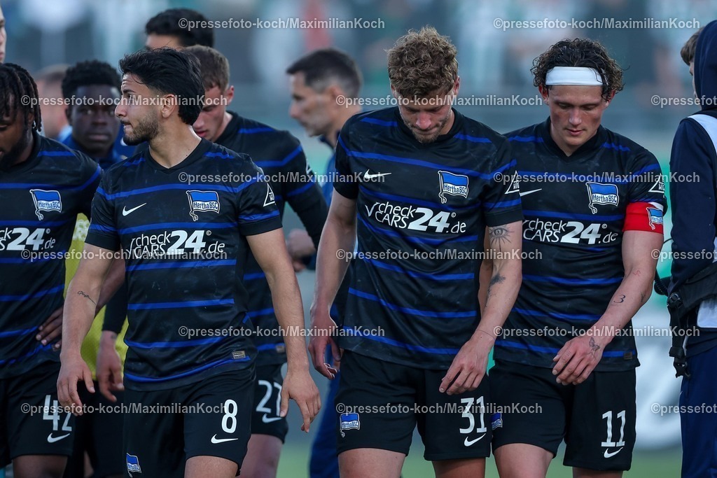 SCP09052501100 | 09.05.2025, Fußball, Preußen Münster - Hertha BSC, 2. Fußball Bundesliga, 33. Spieltag, Preußenstadion, Saison 2024 2025: Enttäuschung Enttäuschte Gesichter bei der Hertha BSC nach der 0:2 Niederlage. Kevin Sessa (Hertha BSC #08) Marton Dardai (Hertha BSC #31) Fabian Reese (Hertha BSC #11) DFB regulations prohibit any use of photographs as image sequences and or quasi-video.