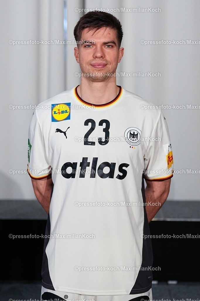 xYDRx12012601032 | 12.01.2026, xydrx, Handball, Portraittermin der Deutschen Nationalmannschaft in Hannover vor der EHF Euro 2026: Renars Uscins